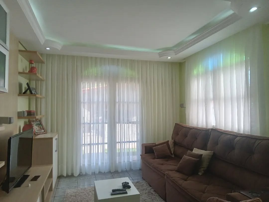 Cortina de tecido branca sob medida em sala de estar – Reivax Cortinas e Persianas